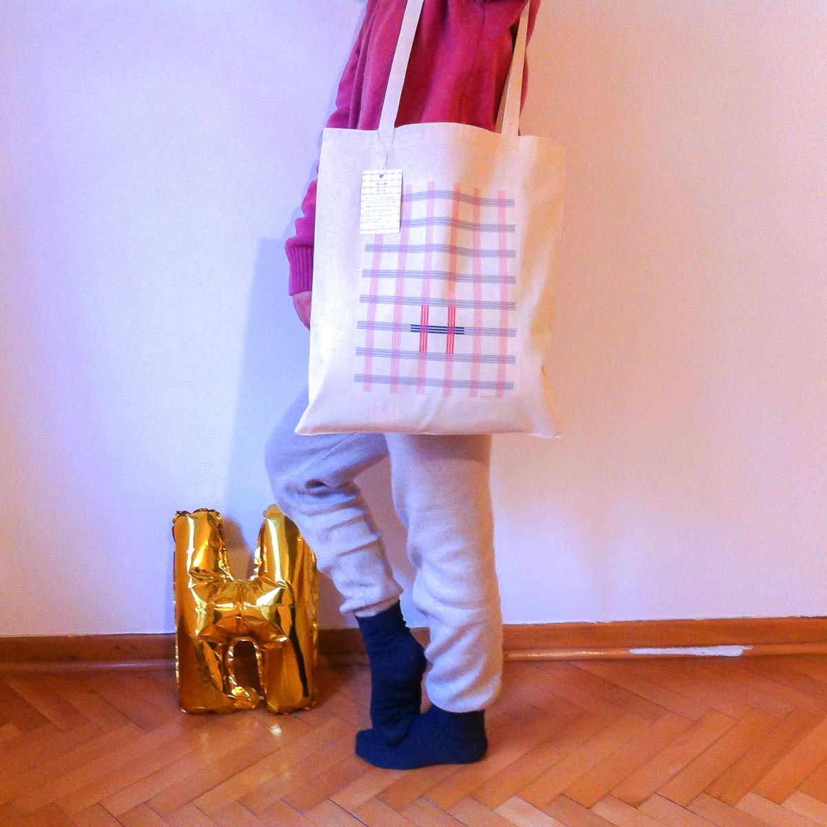 Collections-H-Totebag-Ekose-Human-Usage-Hamide-Design-Studio "Ekose" totebag in use