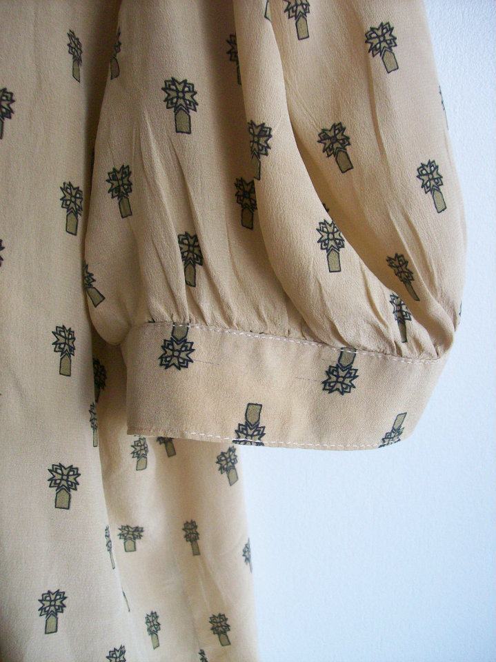 Blog-Originals-Blouse-Brown-Green-Ruffles-Arm-Hamide-Design-Studio Armband detail from the light brown blouse from Hamide's Originals series