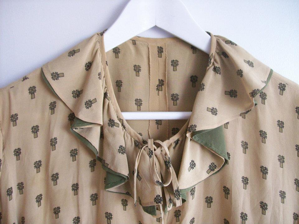 Blog-Originals-Blouse-Brown-Green-Ruffles-Front-Neck-Hamide-Design-Studio Neckline detail from the light brown blouse from Hamide's Originals series