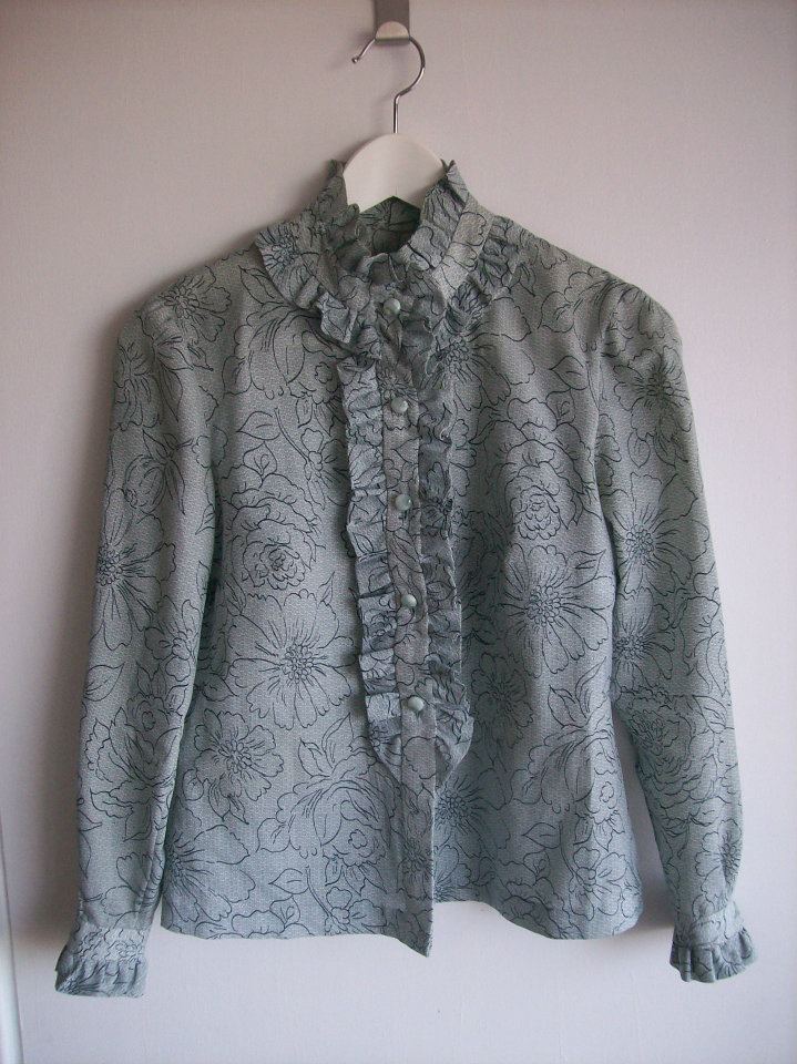 Blog-Originals-Blouse-Grey-Flowers-Ruffles-Hamide-Design-Studio Ruffled blouse in grey with flower pattern in Hamide's Originals series