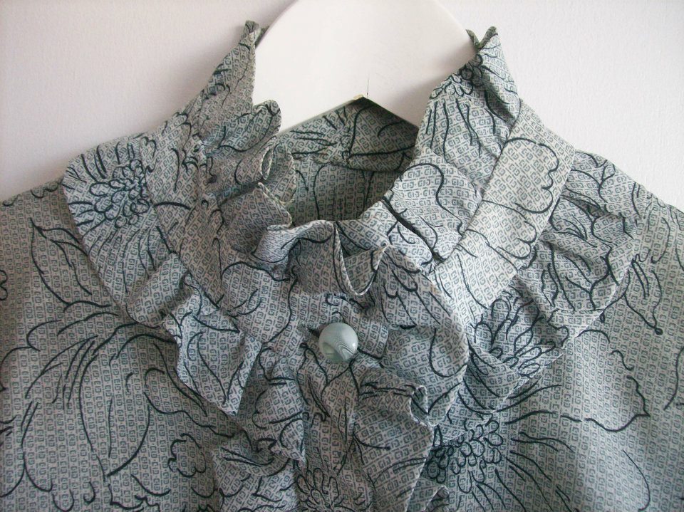 Blog-Originals-Blouse-Grey-Flowers-Ruffles-Neck-Hamide-Design-Studio Neckline detail from the grey blouse from Hamide's Originals series