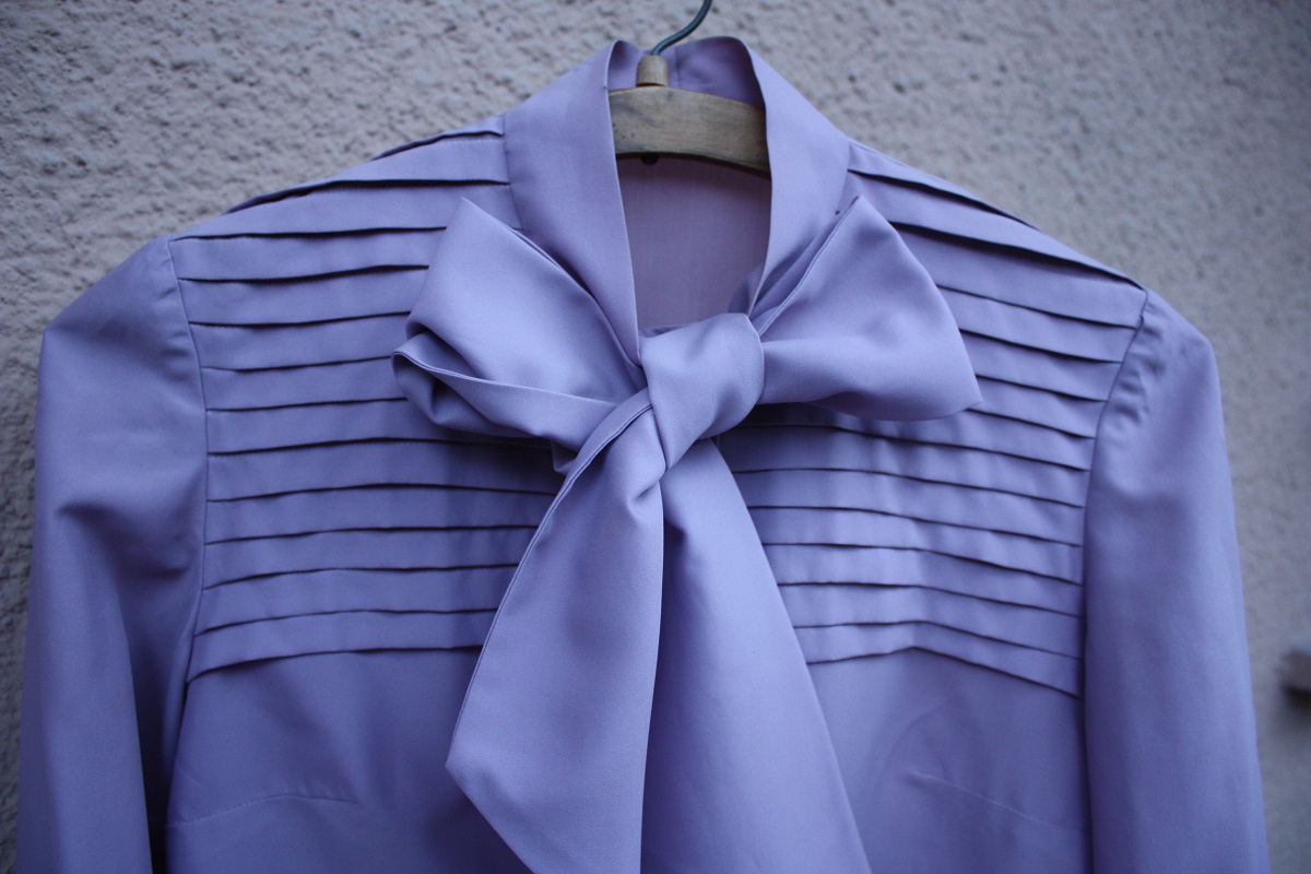 Blog-Originals-Blouse-Lila-Front-Neck-Bow-Hamide-Design-Studio Chest and neck detail from the lila blouse from Hamide's Originals series