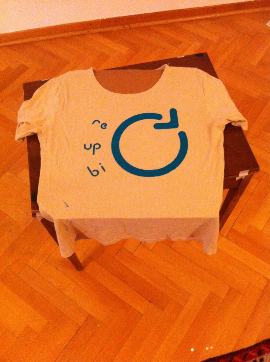 Blog-Recycle-Upcycle-Bicycle-Tshirt-Making-Hamide-Design-Studio Silkscreen printing process of Re-Up-Bi-Cycle tshirt
