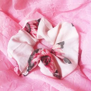 Handmade scrunchie in limited edition with floral pattern in tones of pink