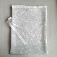 Back of large reusable tulle sac in gradient green for shopping groceries