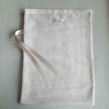 Back of large reusable tulle sac in cream for shopping groceries
