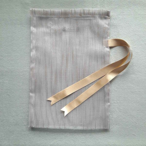Front of medium reusable tulle sac in brown for shopping groceries