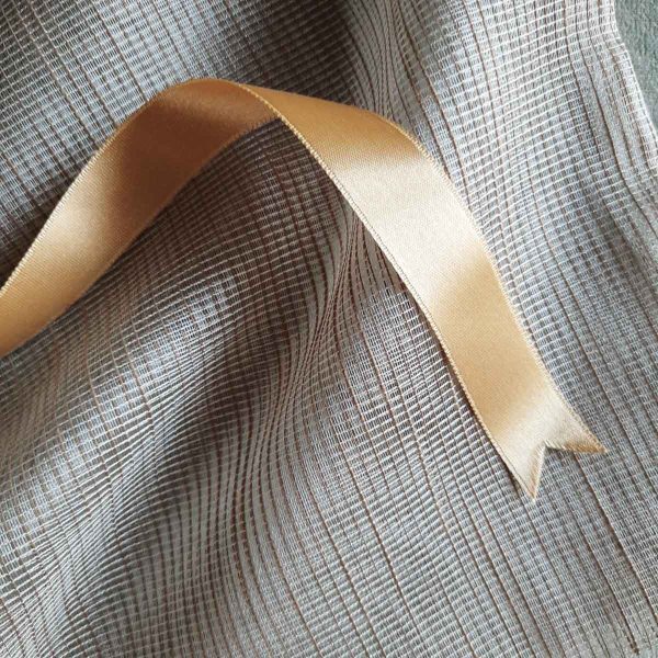 Texture of medium reusable tulle sac in brown for shopping groceries