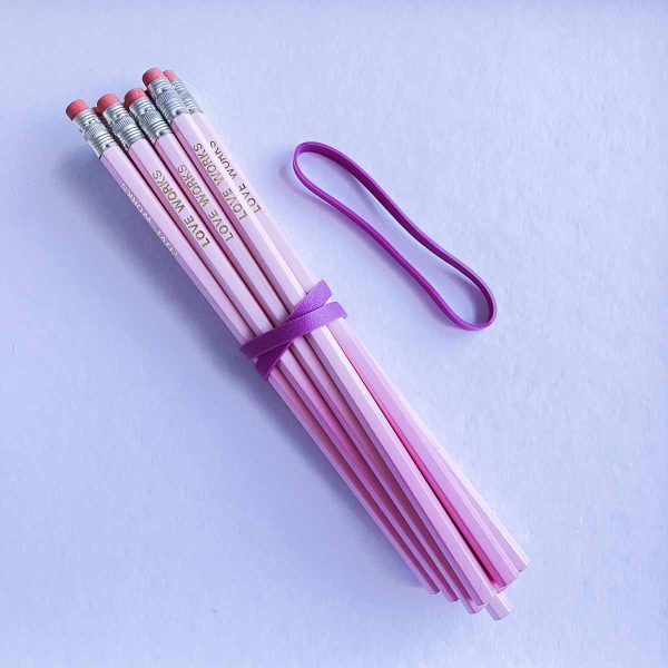 Elastic band in purple holding pencils